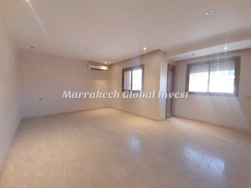 Appartement F3 vide avec deux balcons à louer – Guéliz, Marrakech