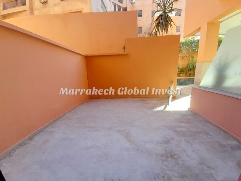 Duplex semi-meublé avec terrasse sur piscine à louer – Guéliz, Marrakech – photo 4